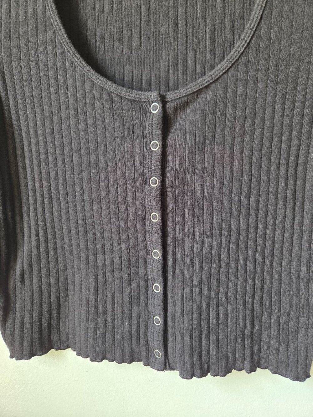 EUC AMERICAN EAGLE RIBBED SCOOP NECK TEE BUTTONED SIZE SMALL - Picture 8 of 12